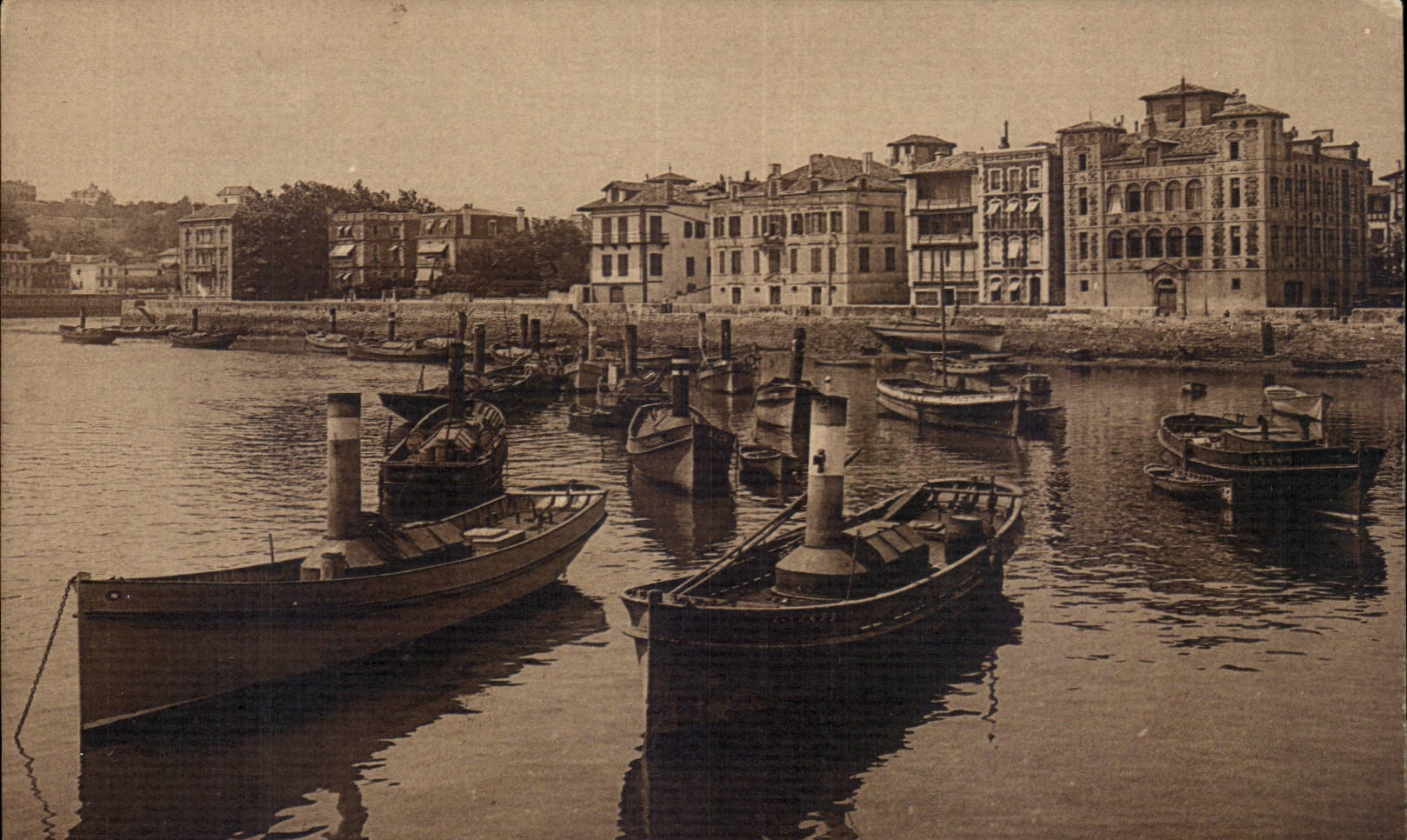 St-Jean-de-Luz — Der Hafen — Haus der Infantin — Verlag Le Lys Rouge