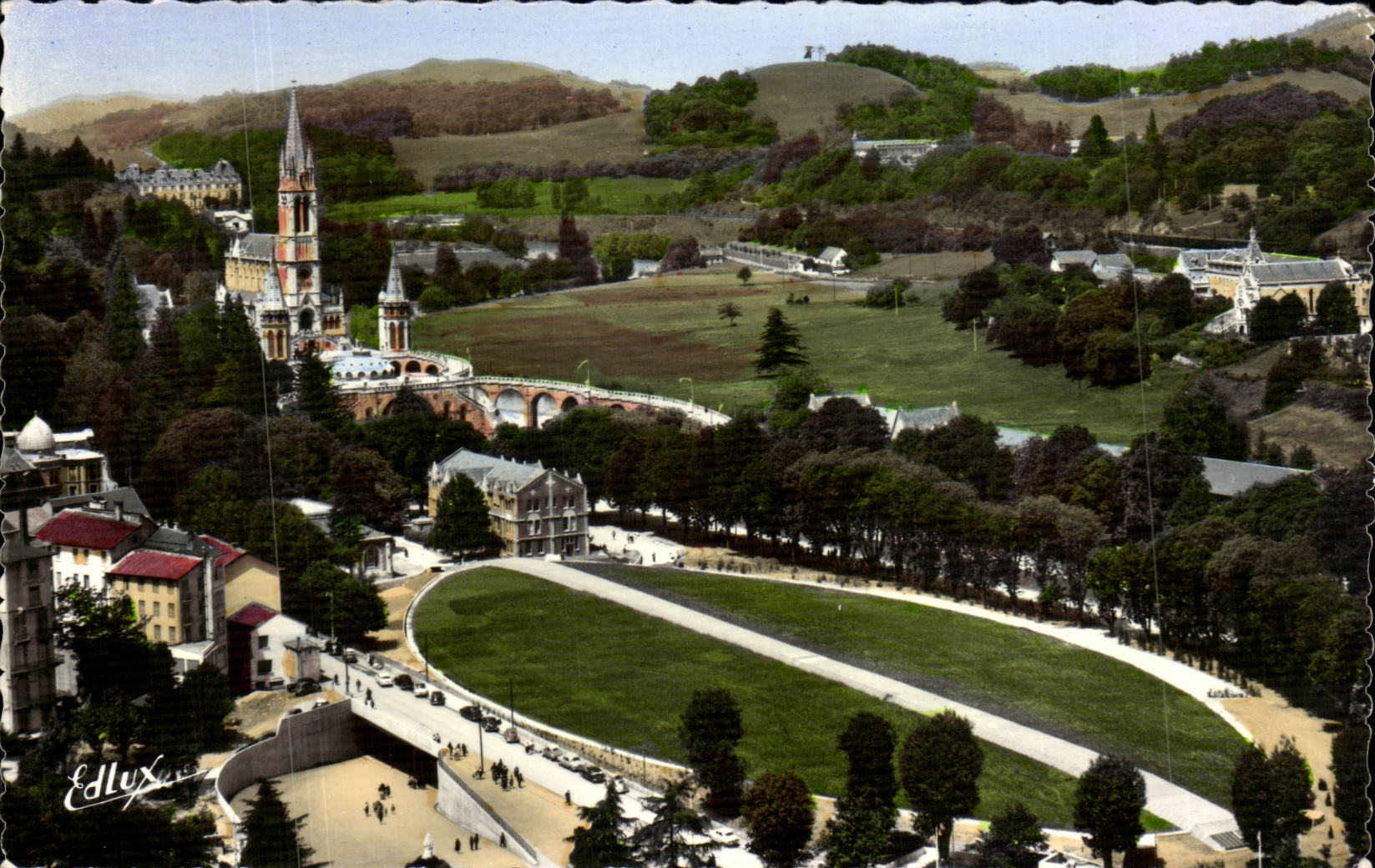 CPSM Lourdes La basilique 