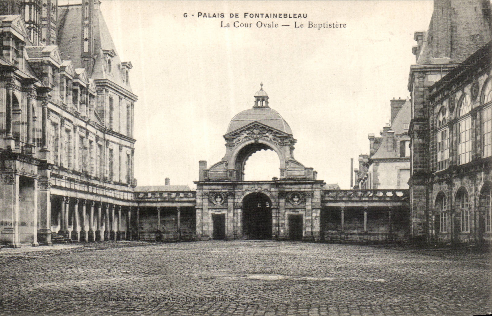 Palais de Fontainebleau — La Cour Ovale — Le Baptistère — Éditeur L. Alexandre, Fontainebleau