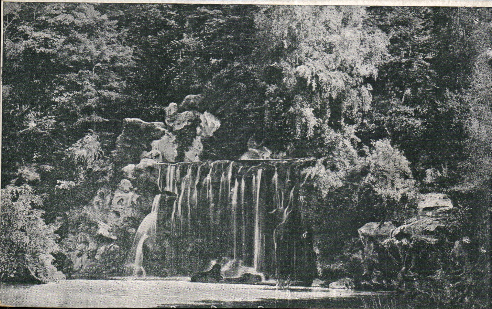 Chute d'eau dans un cadre forestier — éditeur A LA BOTTE PARISIENNE, 13 rue Vavin, Paris