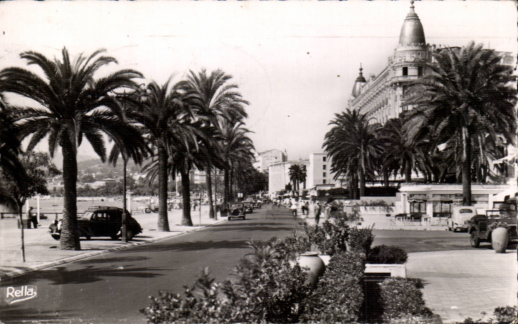 CPSM Cannes Le boulevard de la Croisette Le Carlton et le palais du festival