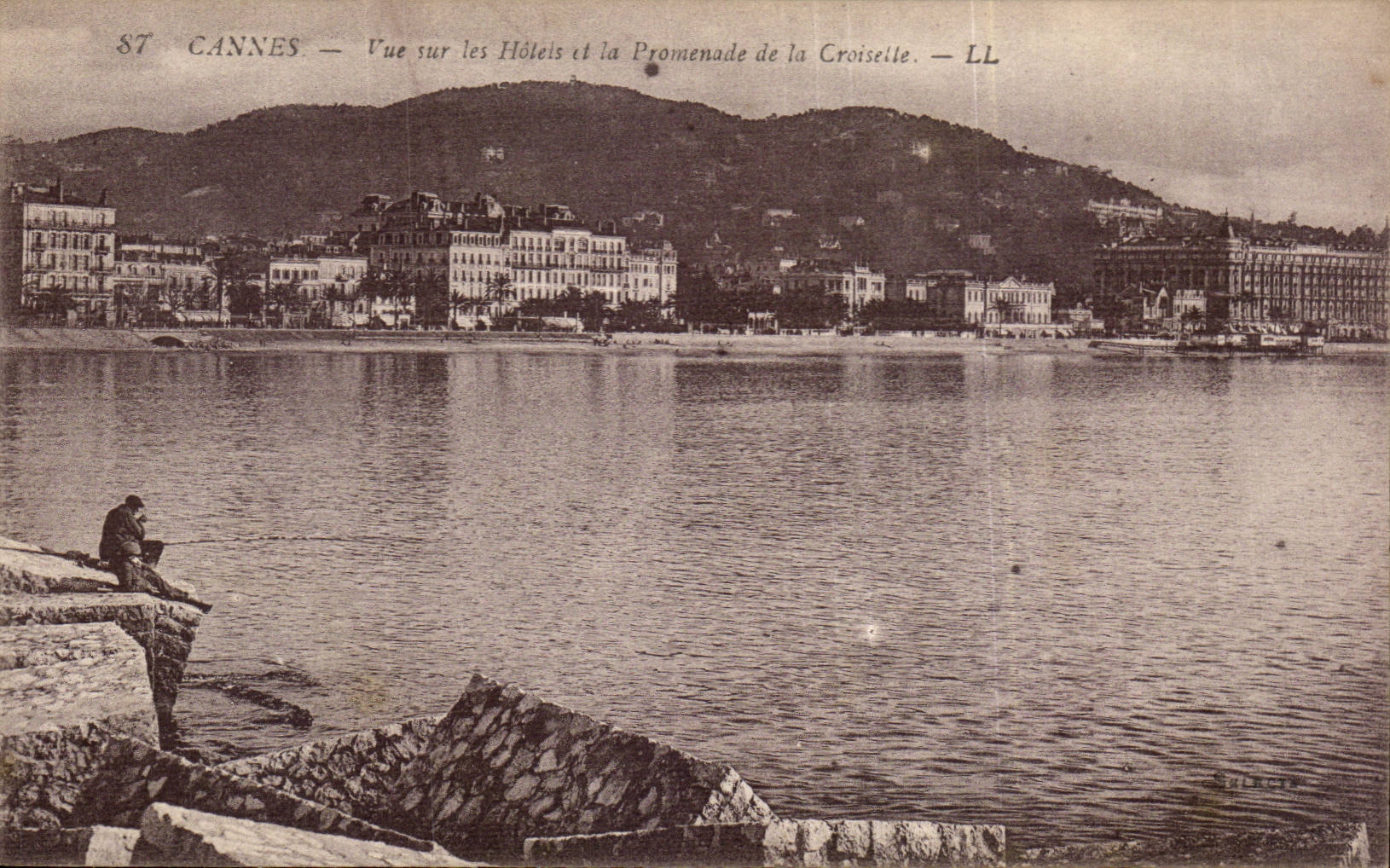 CPA Cannes Vue sur les hotels et la promenade de la croisette
