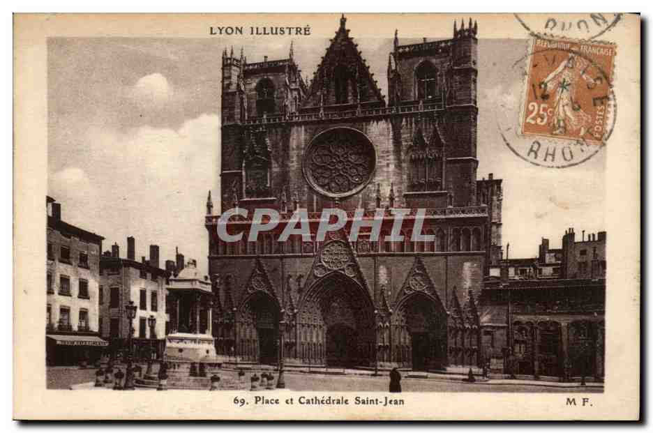 CPA Lyon Place et cathedrale Saint Jean