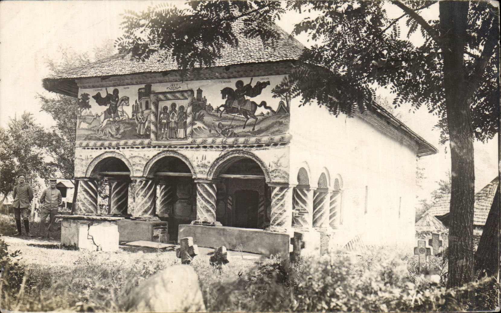 CARTE PHOTO Militaires pres d'une eglise Militaria