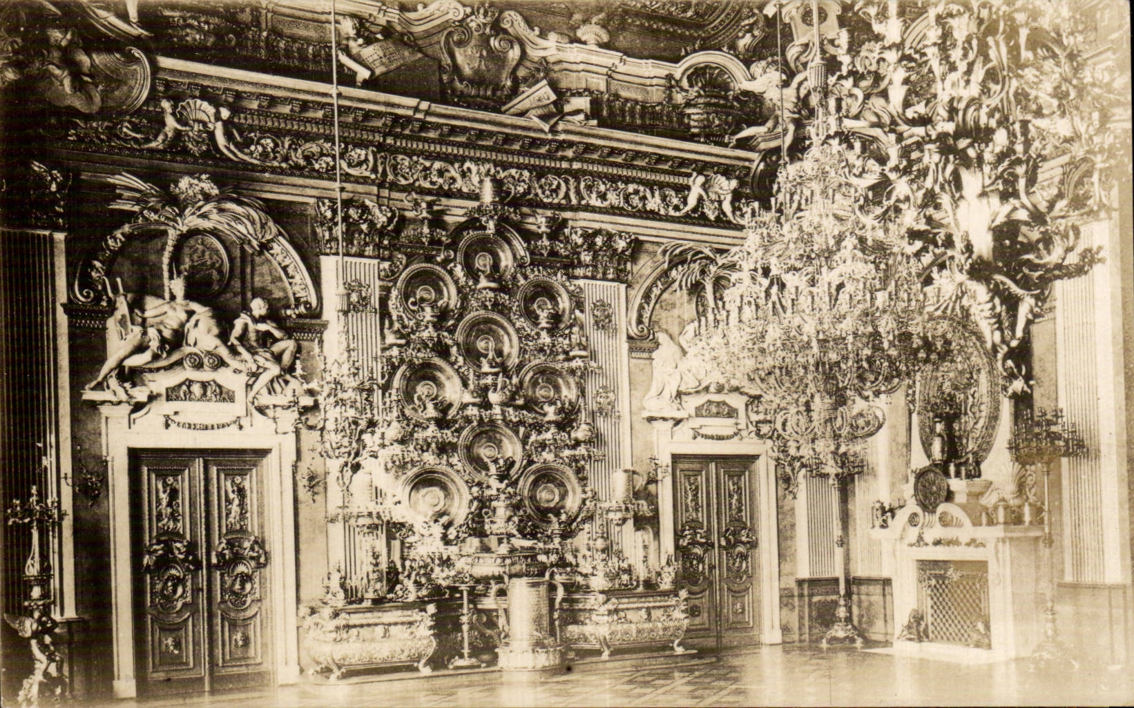 Intérieur d'un palais baroque — décorations sculptées et lustre — éditeur 'All-Berlin' n°504