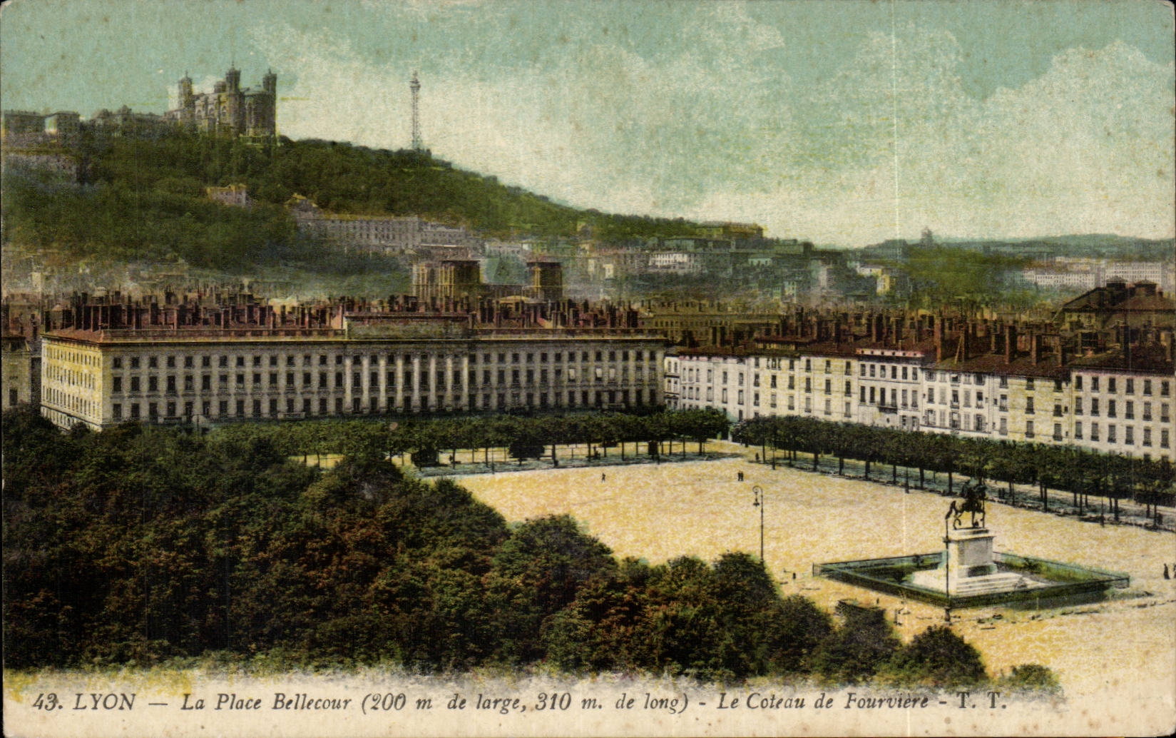 CPA Lyon La place Bellecour Le coteau de Fourviere