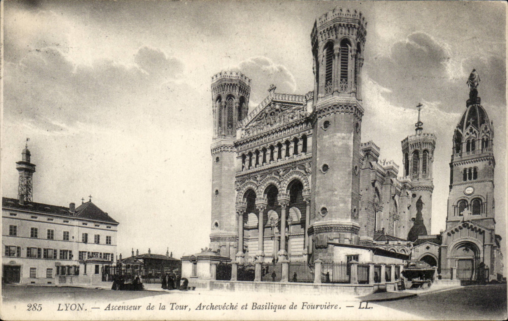 LYON. — Ascenseur de la Tour, Archevêché et Basilique de Fourvière. — LL.
