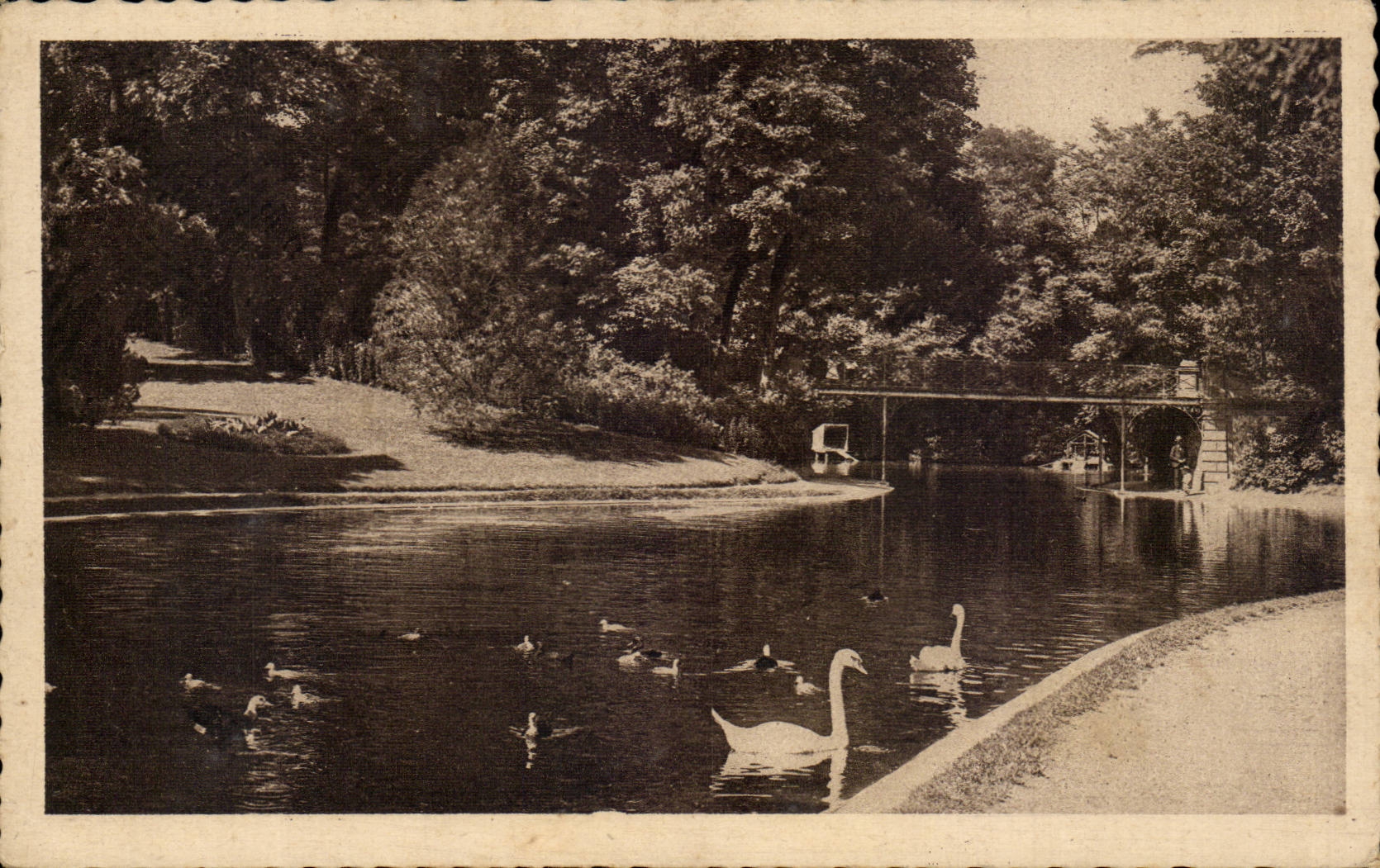 CPA Clermont Ferrand Le lac du jardin Lecoq