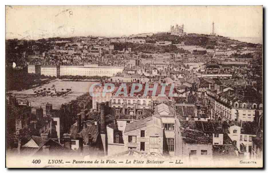 CPA Lyon Panorama de la ville La place Bellecour