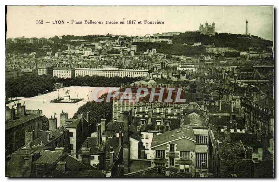 CPA Lyon Place Bellecour tracee en 1617 et Fourviere