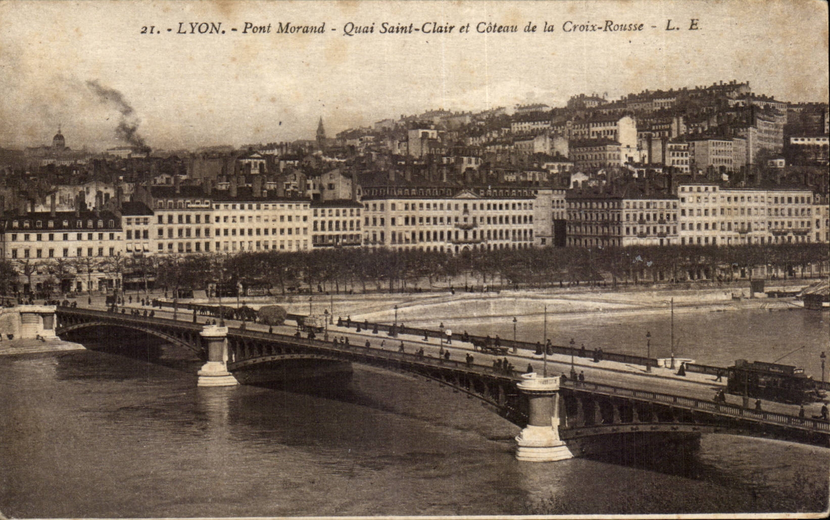 CPA Lyon Pont Morand Quai Saint Clair et coteau de la Croix Rousse