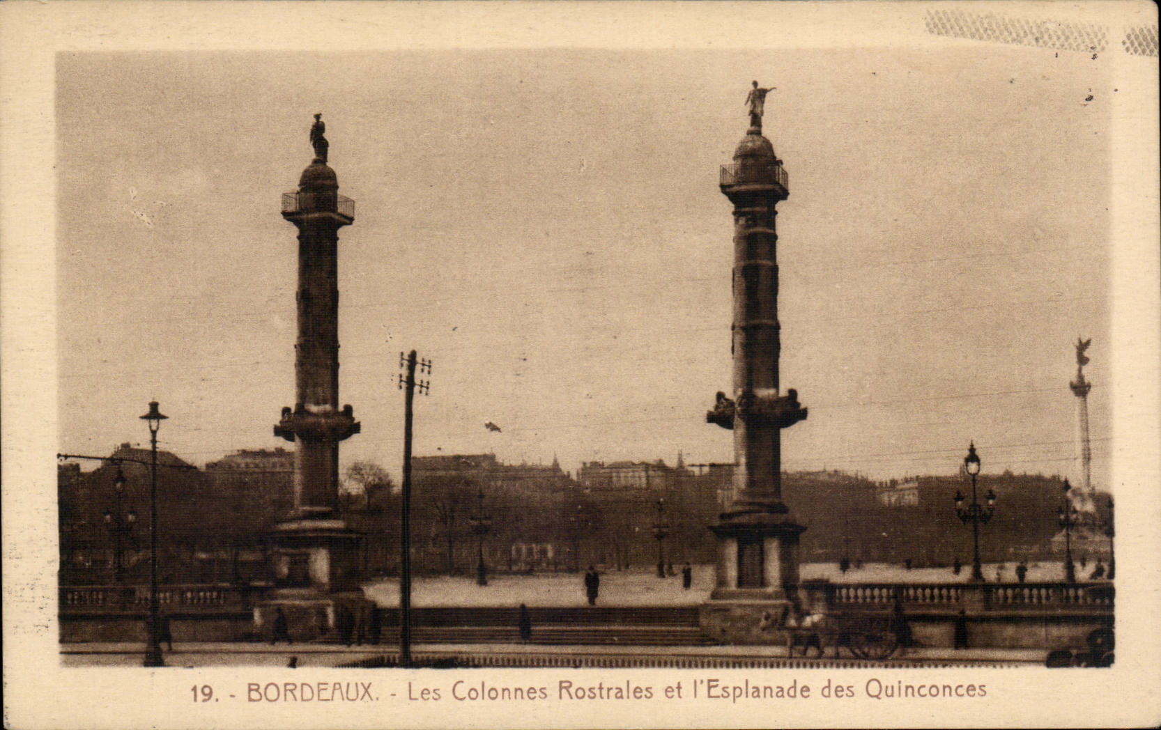 CPA Bordeaux Les colonnes rostrales et l'esplanade des Quinconces