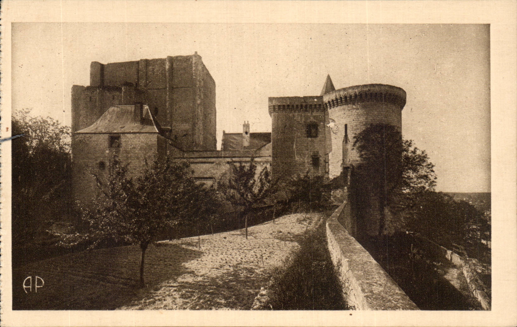 Loches CPA Le donjon l'entree et la cour Louis XI