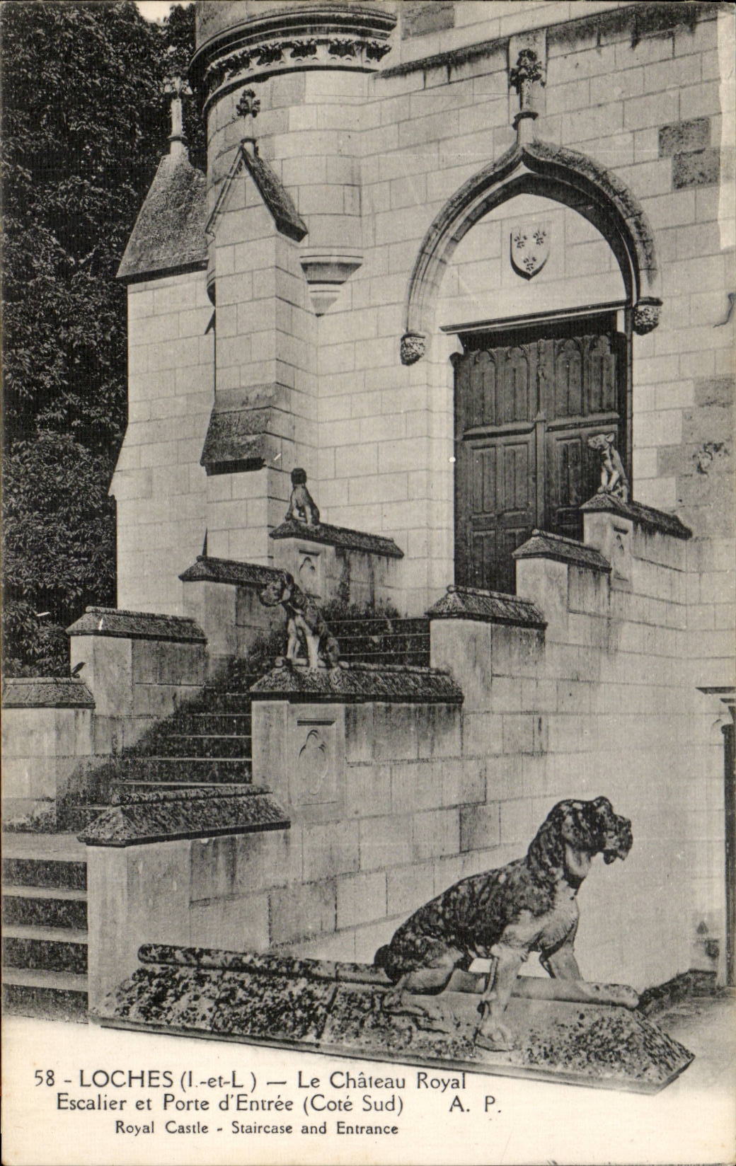 Loches CPA Le chateau royal Escalier et porte d'entree