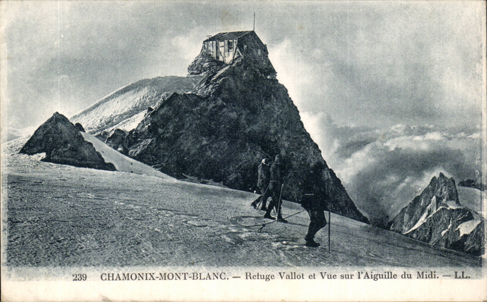 CPA Chamonix Mont Blanc Refuge Vallot et rue sur l'aiguille du Midi