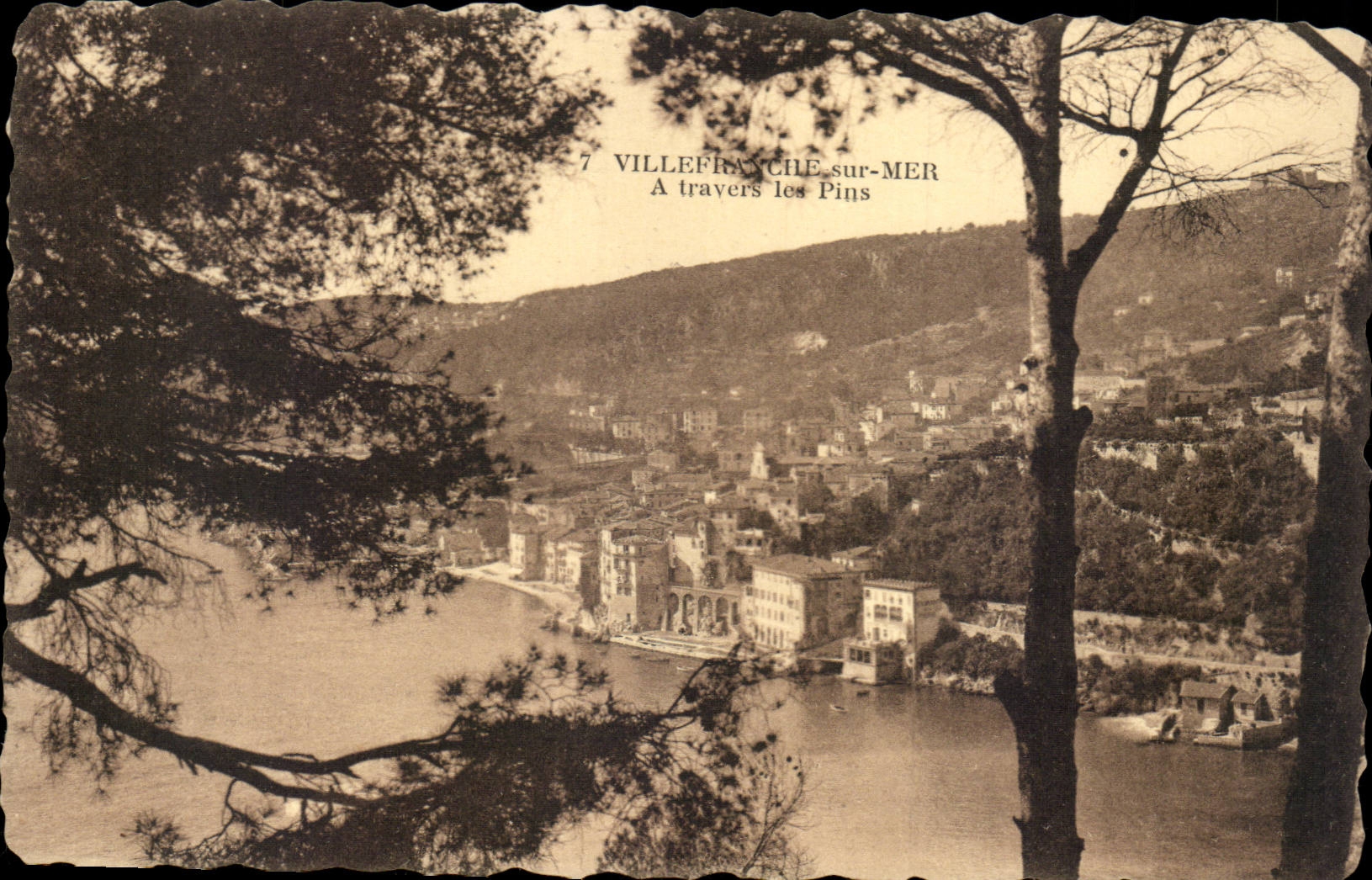 Villefranche-sur-Mer — Vue à travers les Pins — Éditeur Au Lys Rouge, Baulieu