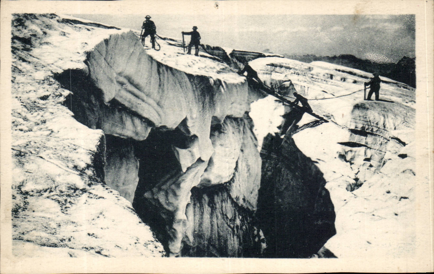 CPA Chamonix Traversee d'une crevasse au Mont Blanc