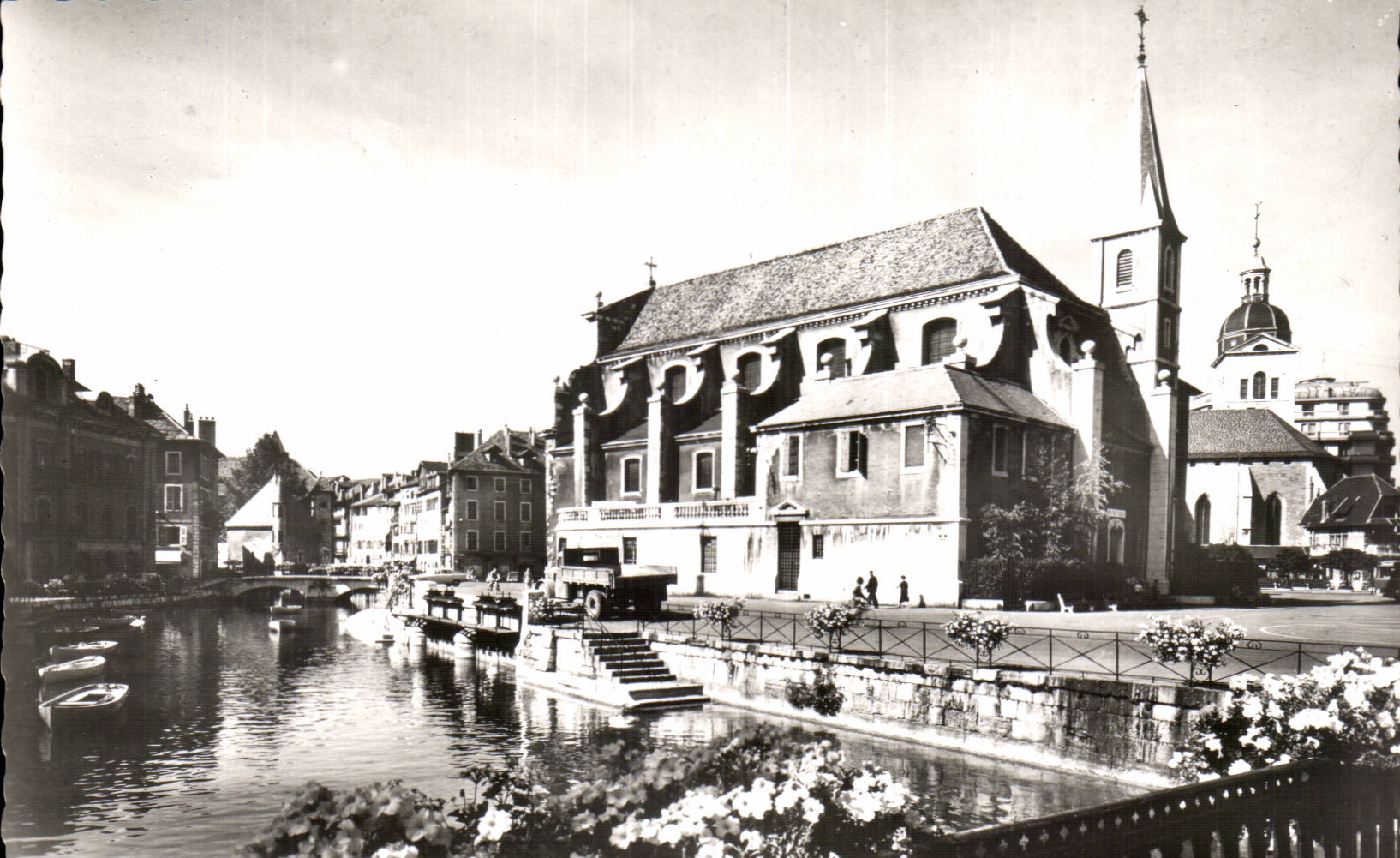 Annecy — Le canal du Thiou et l'abside de l'église Saint-François — Éditions du Globe