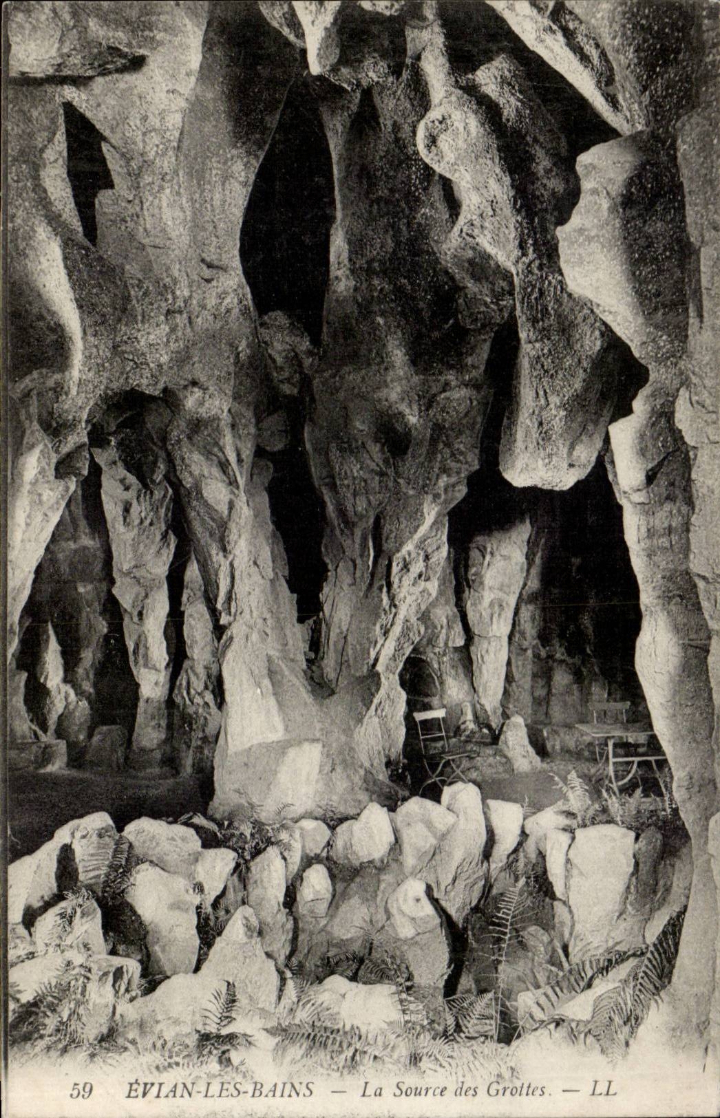 CPA Evian les Bains La source des grottes