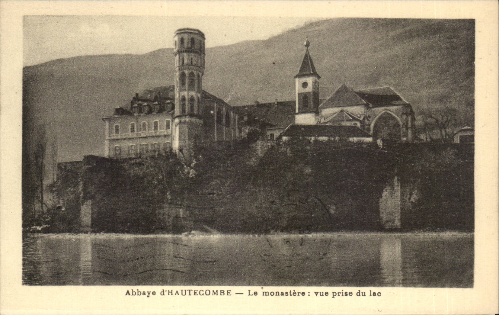 CPA Abbaye d'Hautecombe Le monastere Vue prise du lac
