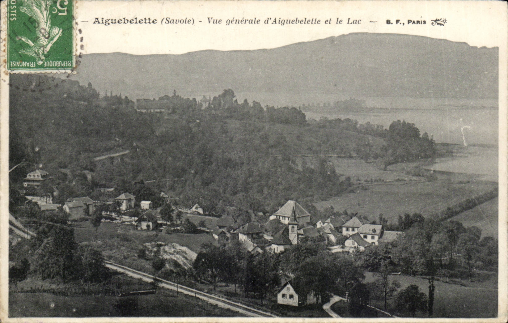 CPA Aiguebelette Vue generale d'Aiguebelette et le lac