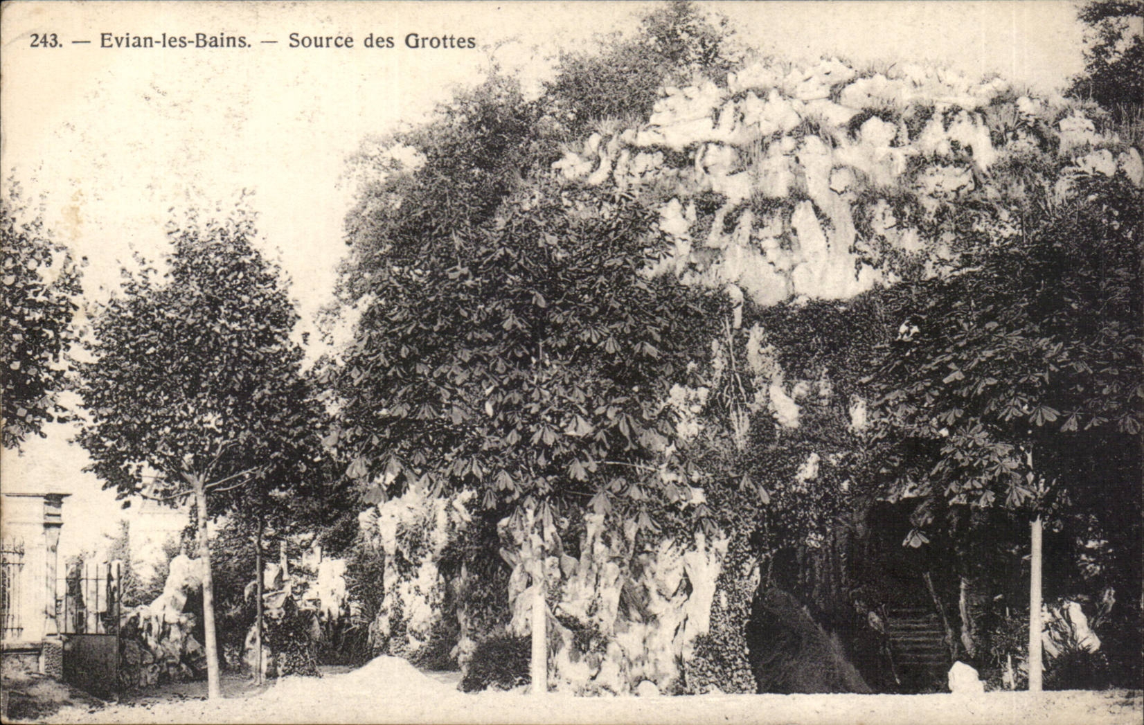 CPA Evian les Bains Source des grottes