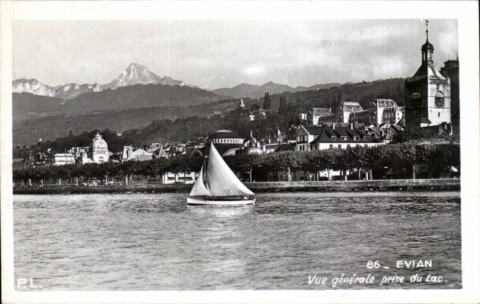CPA Evian les Bains Vue generale prise du lac