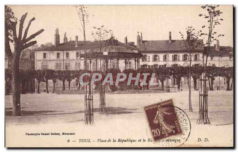CPA Toul Place de la Republique et kiosque de musique