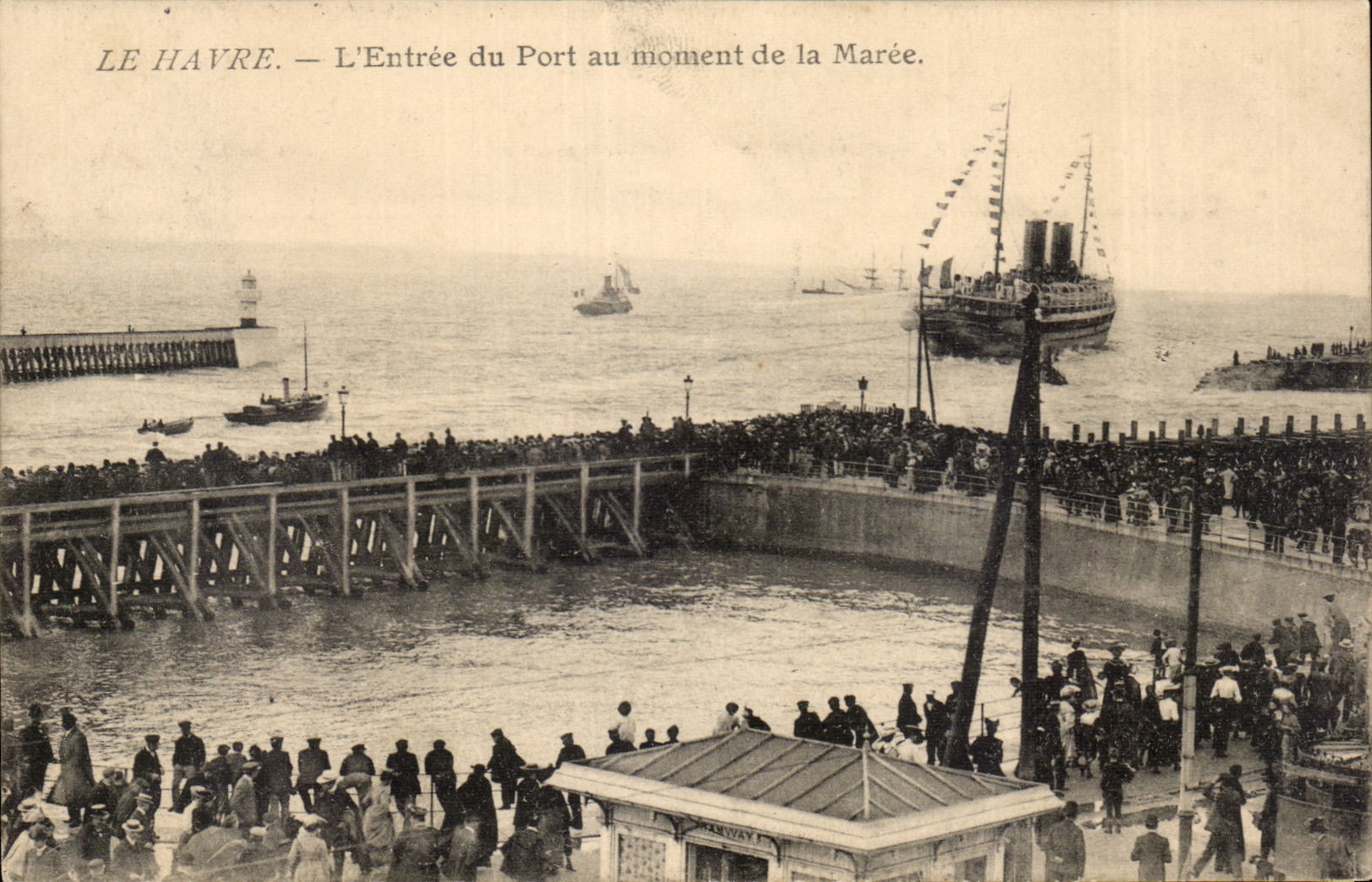 CPA Le Havre L'entree du port au moment de la maree