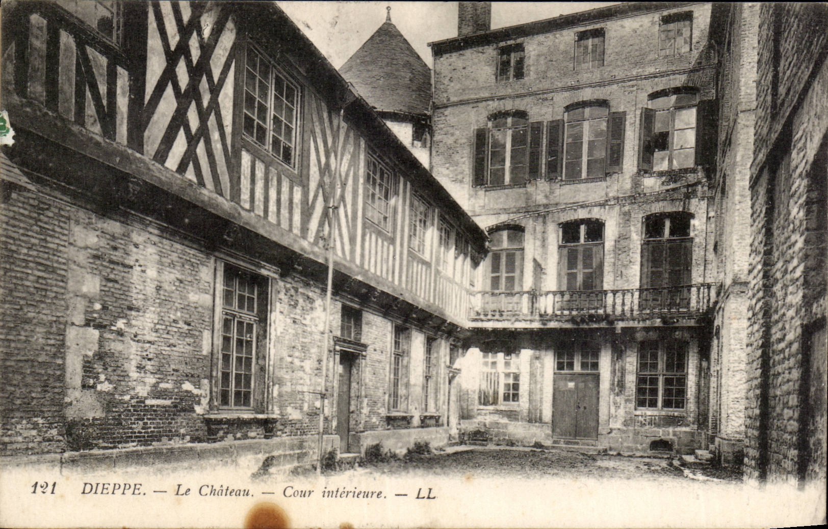 CPA Dieppe Le chateau Cour interieure