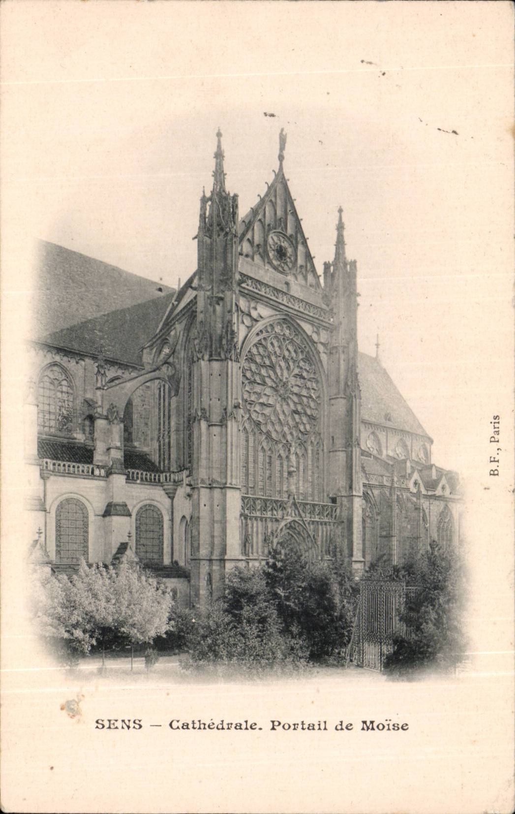 CPA Sens La cathedrale Portail de Moise