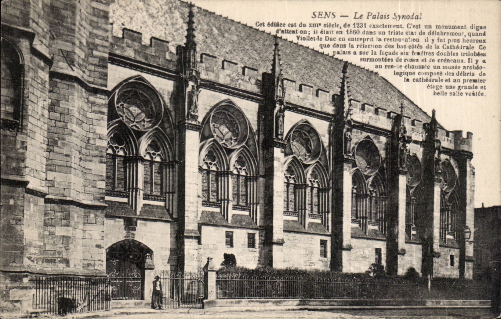 Sens — Le Palais Synodal — édifice du XIIIe siècle, restauré par Viollet-le-Duc