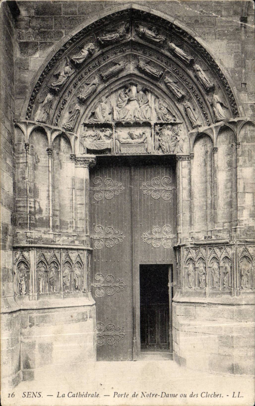 CPA Sens La cathedrale Porte de Notre Dame ou des cloches
