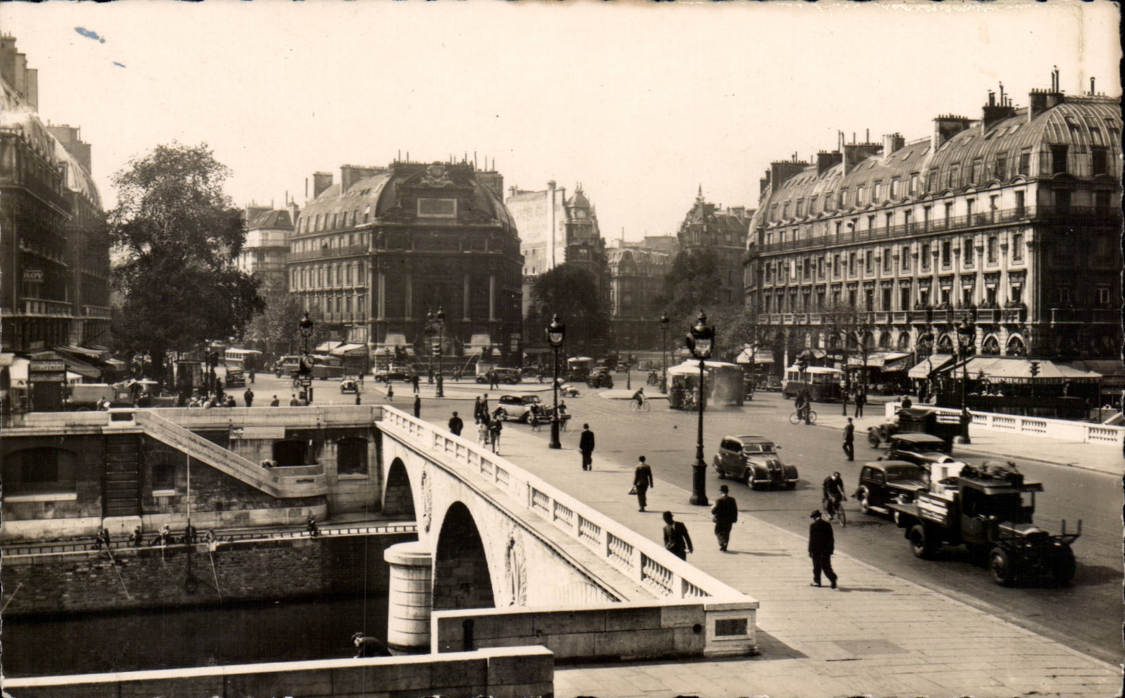 Paris CPA Place St Michel et le pont