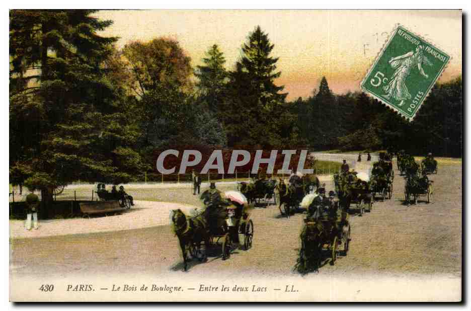 CPA Paris Bois de Boulogne Entre les deux lacs Caleches