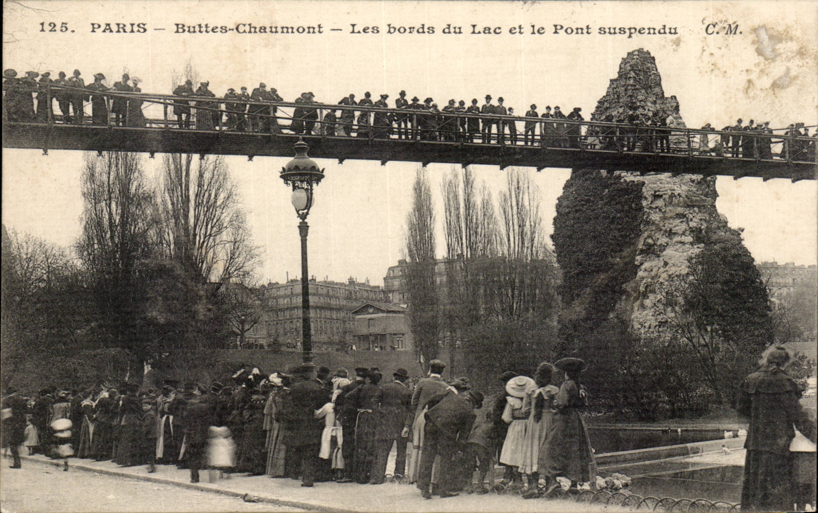 Paris CPA Buttes Chaumont Les bords du lac et le pont suspendu