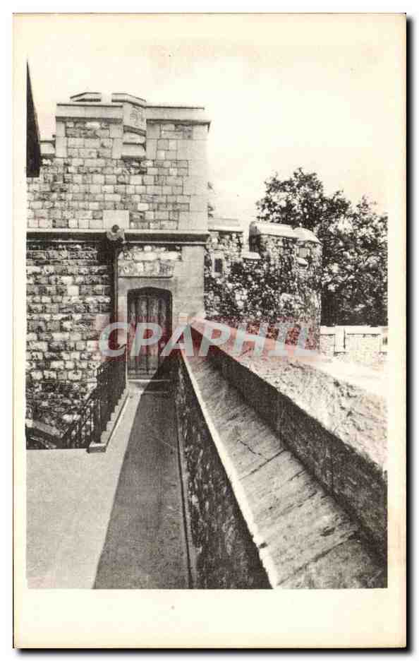CPA Great Britain London Londres Tower of London The bloody tower Raleigh's walk