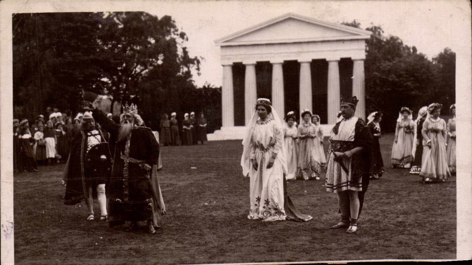 Spectacle en costume devant un temple à colonnes — éditeur Shepherd, Dorset