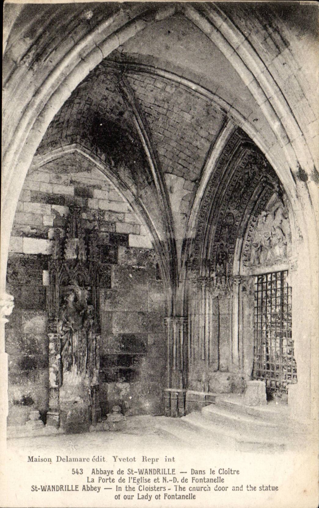CPA Abbaye de St Wandrille Dans le cloitre la porte de l'eglise de ND de Fontanelle