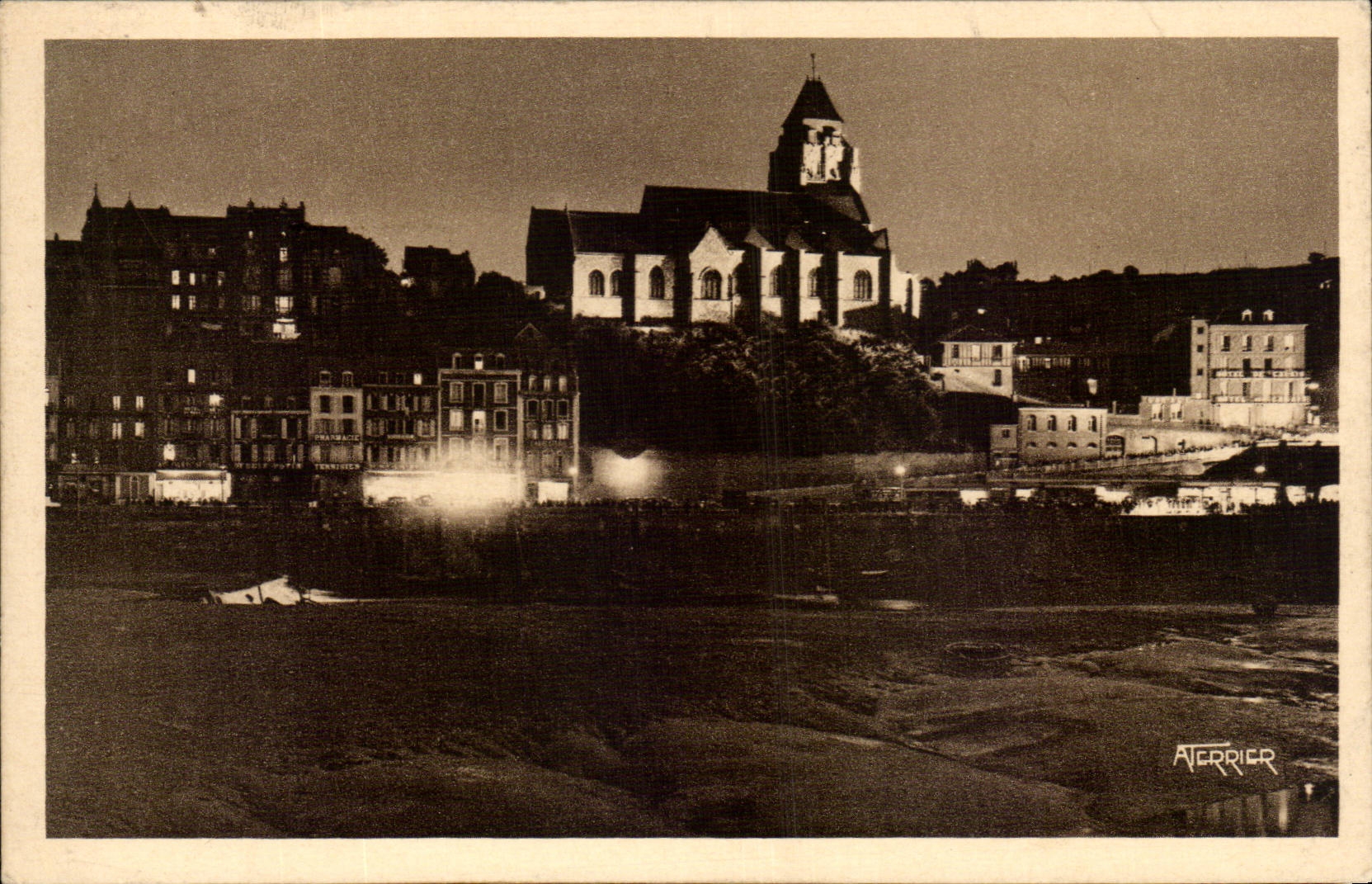 CPA Le Treport Vue generale la nuit