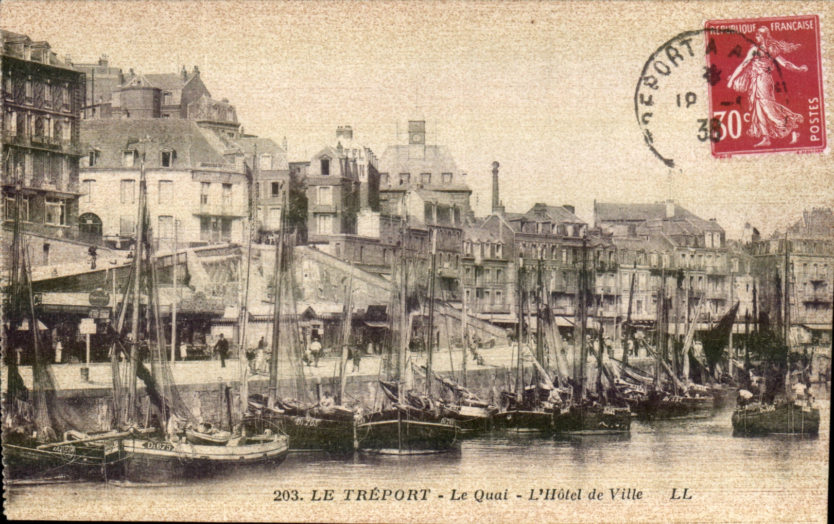 CPA Le Treport Le quai L'hotel de ville