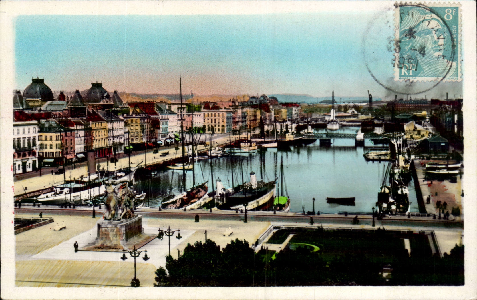 CPA Le Havre La place Gambetta et le bassin du commerce