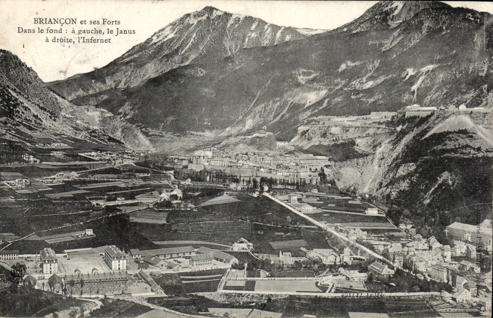 Briançon et ses Forts — vue panoramique avec le Janus à gauche et l'Infernet à droite — éditeur non identifié
