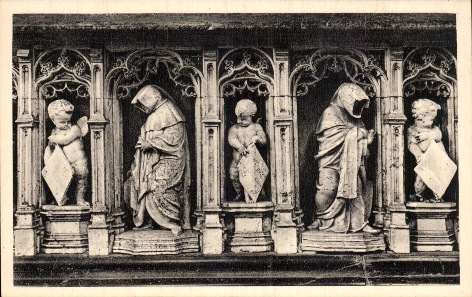 Tombeau de Marguerite de Bourgogne — Pieuurants et Angelots — Serv. Commercial Monument Historiques, Paris