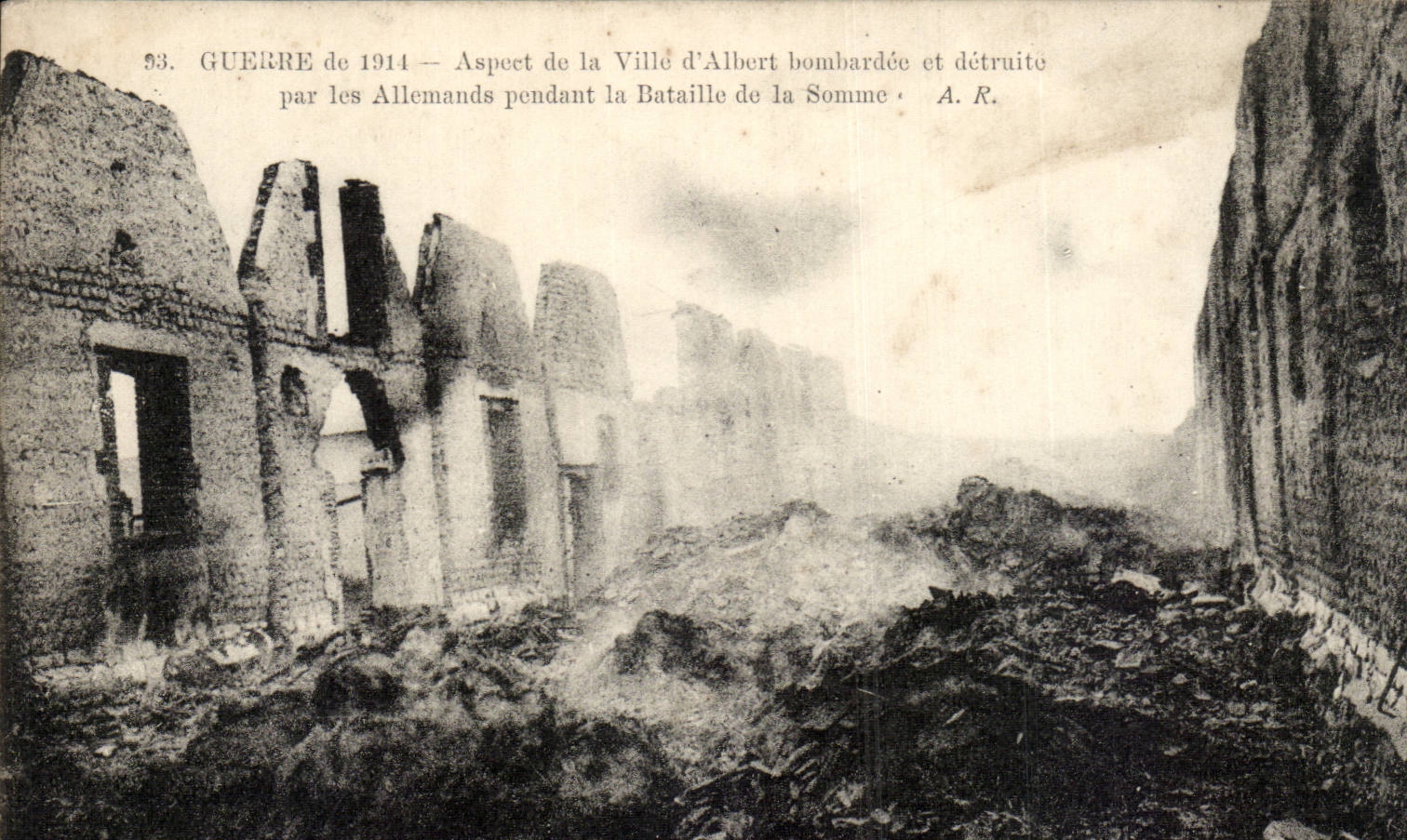 CPA Guerre de 1914 Aspect de la ville d'Albert bombardee et detruite par les allemands pendant la bataille de la Somme M
