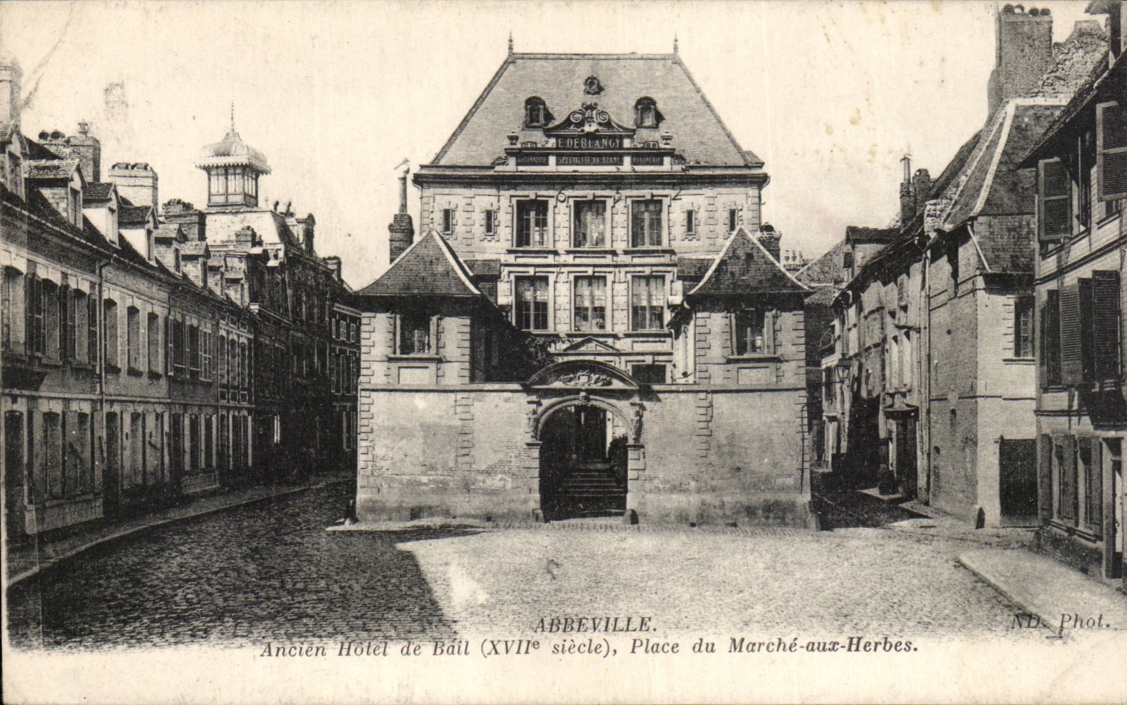 Abbeville — Ancien Hôtel de Bail (XVIIe siècle), Place du Marché-aux-Herbes — N.B. Phot.