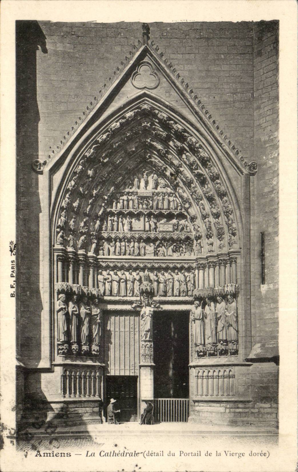 CPA Amiens La cathedrale (detail du portail de la vierge doree)