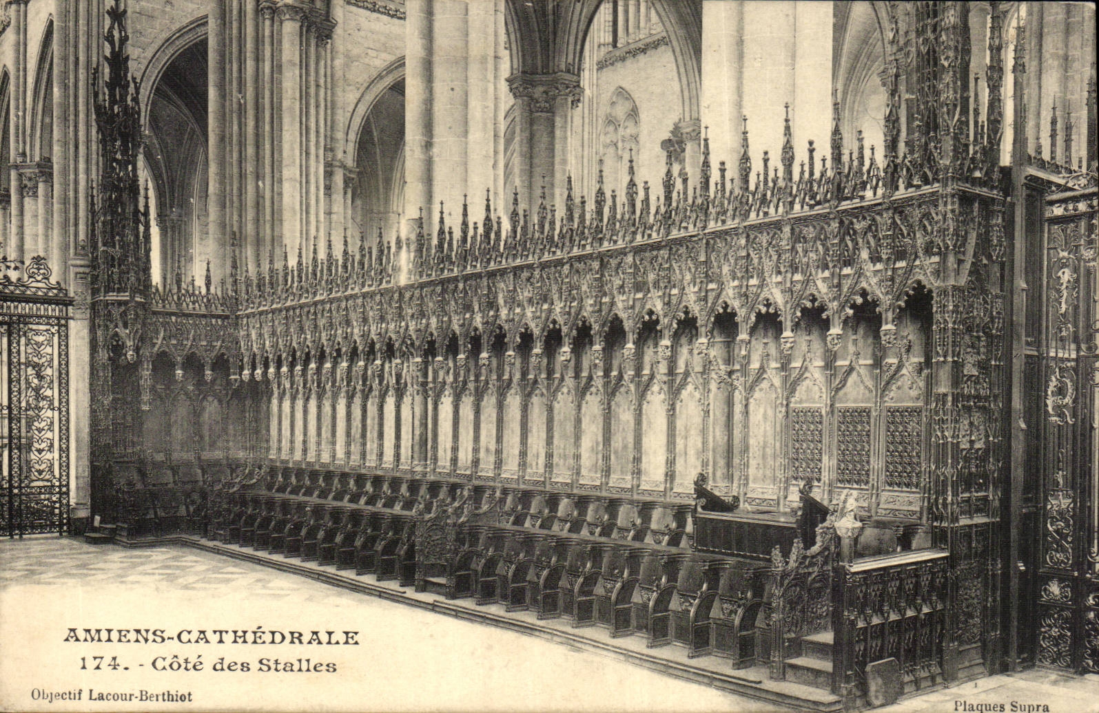 CPA Amiens La cathedrale Cote des stalles