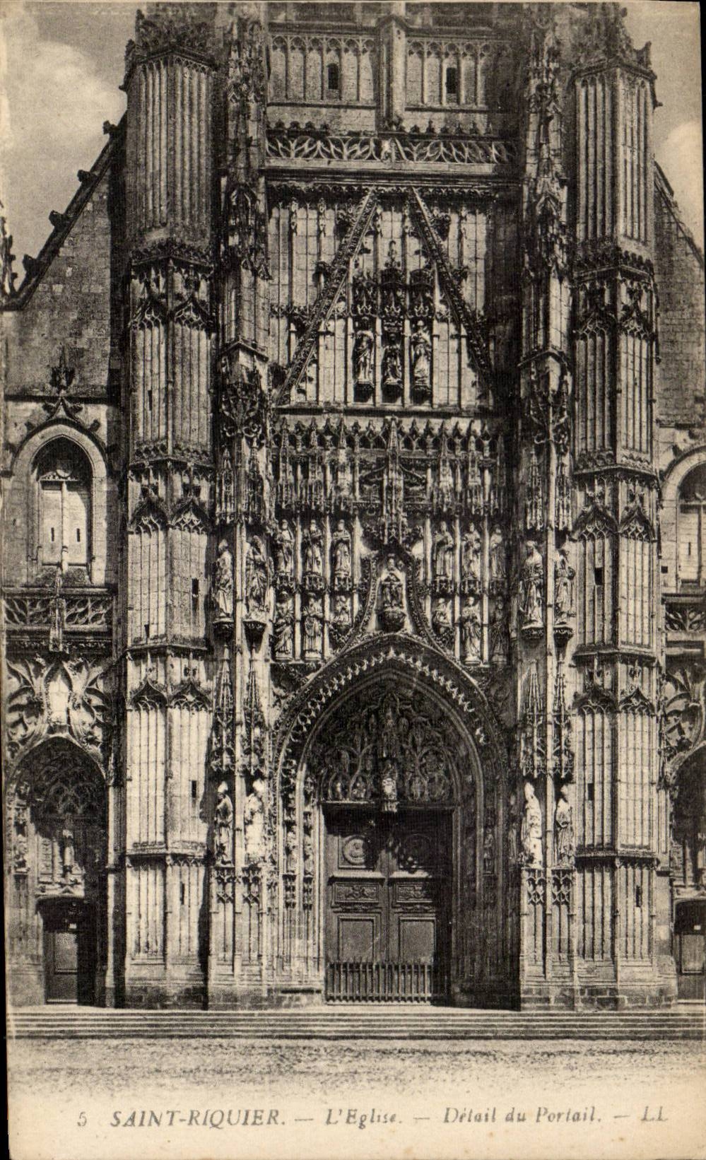 CPA Saint Riquier l'eglise Detail du portail