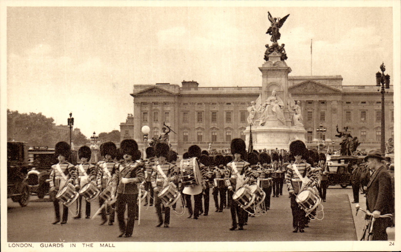 Grande Bretagne London Londres CPA Guards in the mall